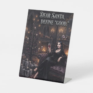 Signe De Table Femme gothique devant un sapin de Noël effrayant