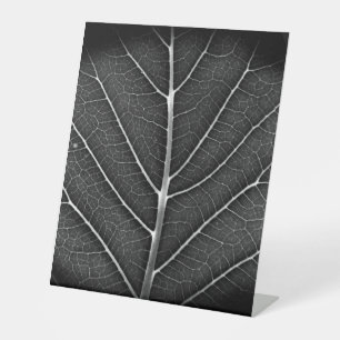 Signe De Table Feuille lumineuse noir et blanc en gros plan