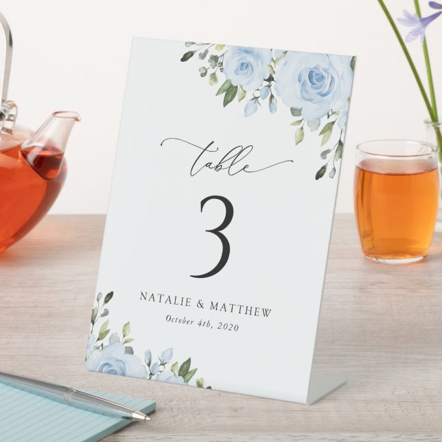 Signe De Table Fleurs bleues poussiéreuses, Verdure, Boho, Numéro (In SItu)