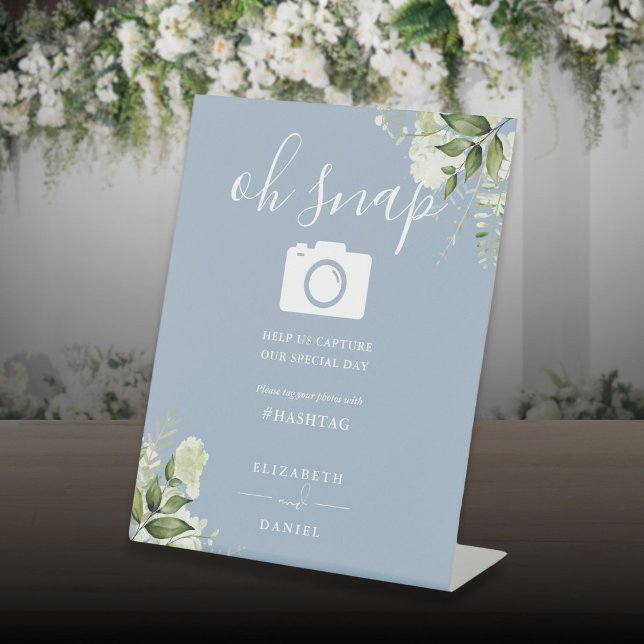 Signe De Table Fleurs de verdure bleu poussiéreux Script Oh Snap  (Dusty Blue Greenery Floral Script Oh Snap Photo Pedestal Sign)