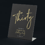 Signe De Table Gold & Black Modern 30th Birthday Party Welcome<br><div class="desc">Bienvenue à votre invité avec ce signe d'anniversaire moderne. Ce panneau présente un script simple "Trente" et "30ème Anniversaire Party" en or et noir. Vous pouvez customiser le nom et la date. Les invitations et les fournitures de fête correspondants sont disponibles dans ma boutique BaraBomDesign.</div>