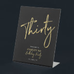 Signe De Table Gold & Black Modern 30th Birthday Party Welcome<br><div class="desc">Bienvenue à votre invité avec ce signe d'anniversaire moderne. Ce panneau présente un script simple "Trente" et "30ème Anniversaire Party" en or et noir. Vous pouvez customiser le nom et la date. Les invitations et les fournitures de fête correspondants sont disponibles dans ma boutique BaraBomDesign.</div>