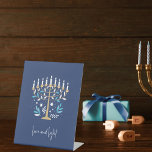 Signe De Table Hanoukka Love & Light Floral Menorah<br><div class="desc">Hanoukka Love & Light Floral Menorah Pedestal Sign. Personnalisez le texte personnalisé ci-dessus. Vous pouvez trouver d'autres éléments de coordination dans notre collection "Floral Hanoukka Menorah and Dreidel".</div>