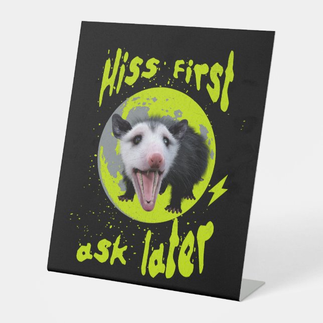 Signe De Table Hiss first, ask later Funny Opossum Hissing (Recto)