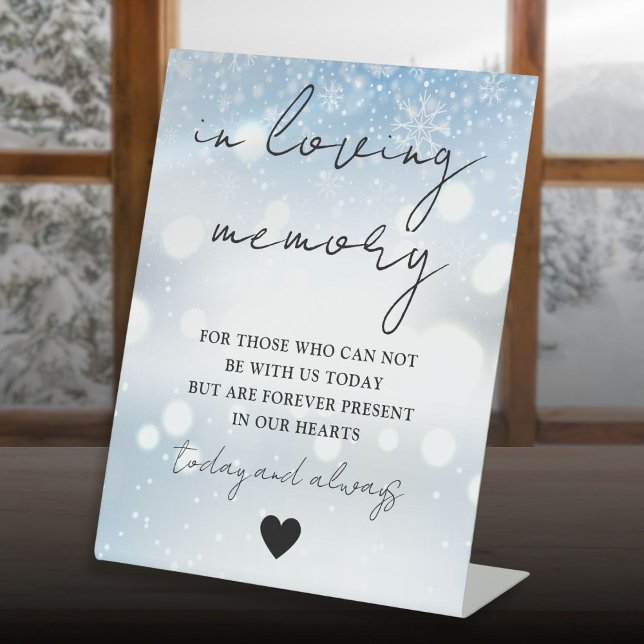 Signe De Table Hiver Dans Mémoire Amoureuse Script élégant (Winter In Loving Memory Elegant Script Pedestal Sign)
