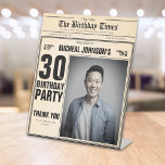 Signe De Table Journal vintage Custom 30th Birthday Welcome<br><div class="desc">Journal vintage Custom 30th Birthday Welcome Pedestal Sign. Une Affiche de bienvenue d'anniversaire cool et humoristique qui ressemble à un journal vintage ! Il est personnalisable et peut être utilisé pour toute fête d'anniversaire d'âge! Vous avez besoin d'aide pour ce modèle de conception ? Contactez le design en cliquant sur...</div>
