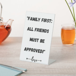 Signe De Table "La famille d'abord : tous les amis doivent être a