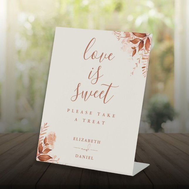 Signe De Table L'Amour Floral Rustique Est Une Bonne Faveur (Rustic Floral Love Is Sweet Favor Pedestal Sign)
