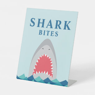Signe De Table Le requin mord la nourriture de fête d'anniversair