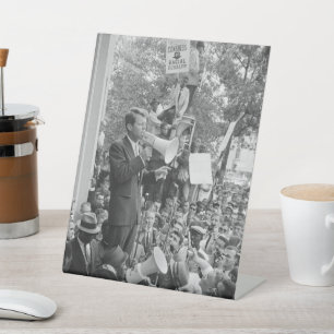 Signe De Table Le sénateur Robert Kennedy faisant campagne pour l