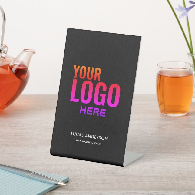 Signe De Table Logo Simple Moderne Professionnel Signal Pedestal (In SItu)