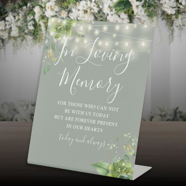 Signe De Table Lumières de verdure de mémoire aimante Vert sauge  (Loving Memory Greenery Lights Sage Green Wedding Pedestal Sign)