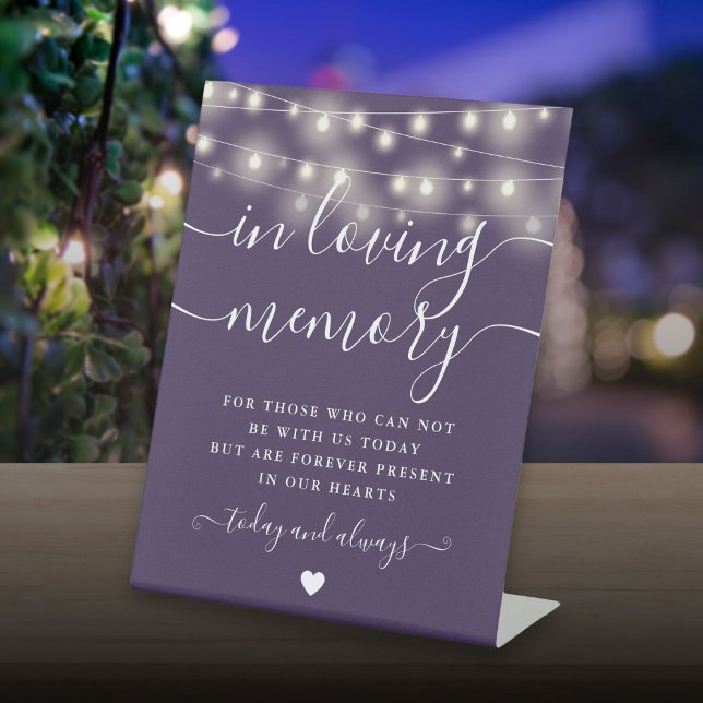 Signe De Table Lumières Violettes de Mémoire Affectueuse (In Loving Memory Memorial Purple String Lights Pedestal Sign)