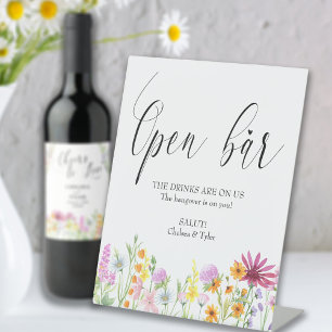 Signe De Table Mariage à bar ouvert dans une prairie de fleurs sa