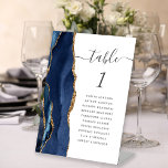 Signe De Table Mariage de script d'agate d'or bleu marine Numéro<br><div class="desc">Le bord gauche de cet élégant socle de numéro de table mariage moderne est doté d'une bordure en aquarelle bleu marine ornée d'une parties scintillant en faux or. Le mot "table" apparaît dans un script blanc en gris fusain sur un arrière - plan blanc. Ajoutez les noms de vos invités...</div>