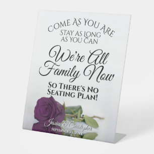 Signe De Table Mariage élégant à plum violet avec sièges ouverts
