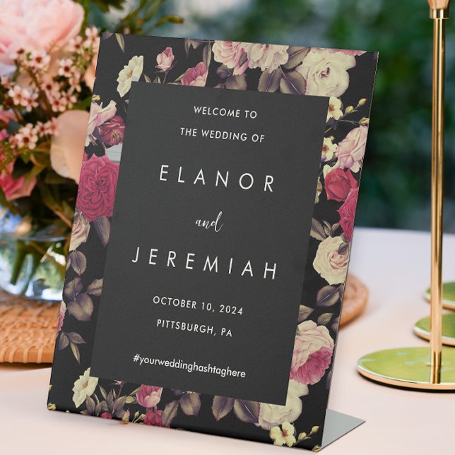 Signe De Table Mariage Floral Moody Noir classique Bienvenue (This pretty floral pedestal wedding sign announces your names and wedding date to guests.)