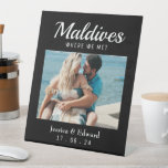 Signe De Table Mariage noir Nom de la table de destination Couple<br><div class="desc">Améliorez l'élégance et la personnalisation de votre mariage avec notre décoration de nom de table de destination Mariage. Parfaits pour les mariages à destination ou les fêtes sur le thème du voyage, ces panneaux portent le nom d'un pays comme nom de table, à côté d'une belle photo du couple, ajoutant...</div>