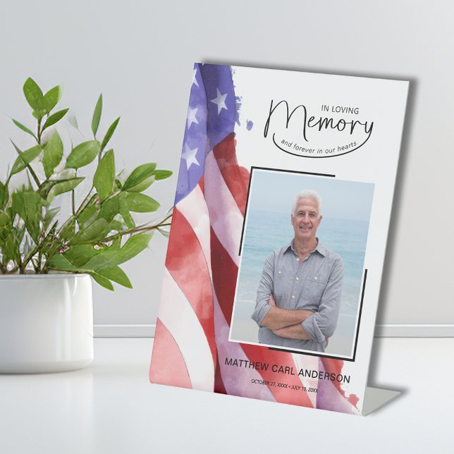 Signe De Table Mémoire d'amour Mémorial funéraire du drapeau amér (In Loving Memory US Flag Funeral Memorial 6" x 8" Pedestal Sign)