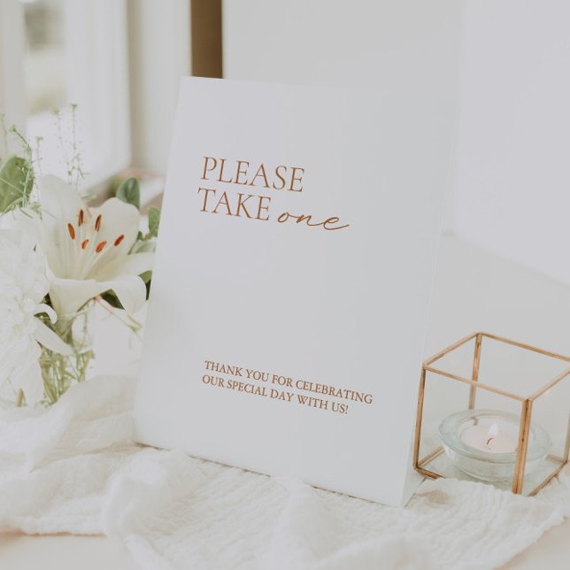 Signe De Table Moderne Élégante calligraphie Favoris blancs (Modern Elegant Calligraphy White Favors Pedestal Sign)