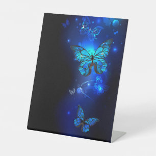 Signe De Table Morpho Butterfly in the Dark Background