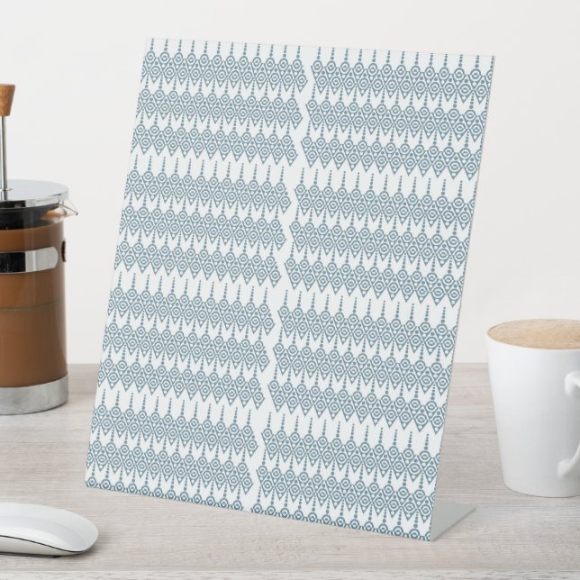 Signe De Table motif bleu et blanc avec un arrière - plan blanc (In SItu)
