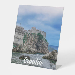 Signe De Table Murs de forteresse, côte rocheuse et mer en Croati