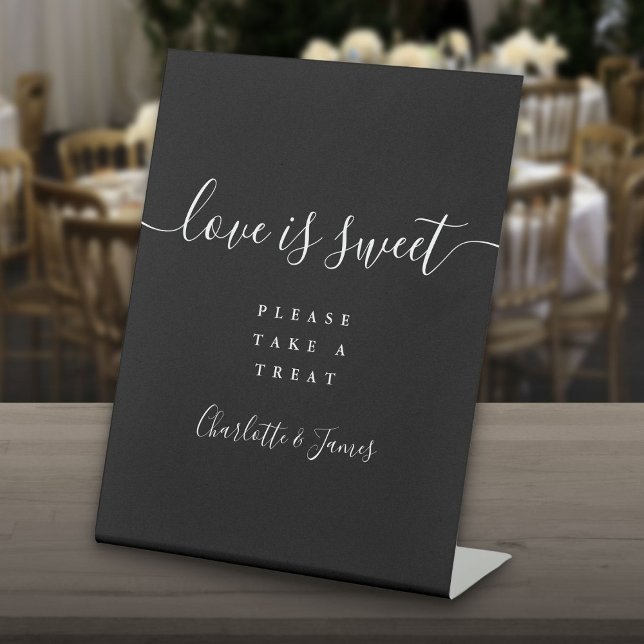Signe De Table Noir Et Blanc Script Moderne Amour Est Sweet Favor (Black And White Modern Script Love Is Sweet Favor Pedestal Sign)