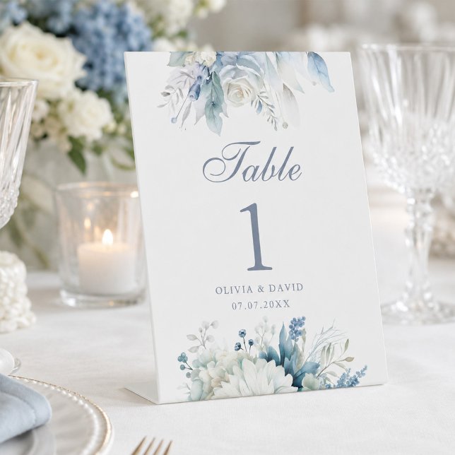 Signe De Table Numéro de table de mariage Fleur sauvage Bleu pous (Dusty Blue Wildflower Wedding Table Number Pedestal Sign)