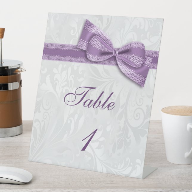 Signe De Table Numéro de table en faux nœud papillon violet et da (In SItu)