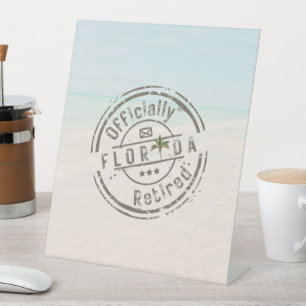 Signe De Table Officiellement à la retraite sur la plage tropical