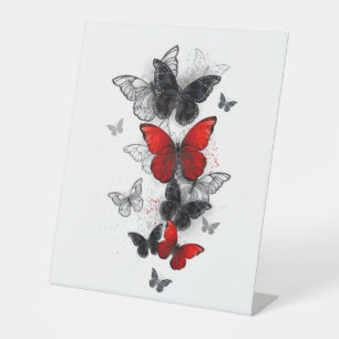Signe De Table Papillons noirs et rouges volants