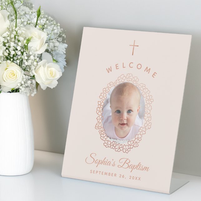 Signe De Table Pink Girl Baptism Photo in Rose Gold Floral Wreath (Créateur téléchargé)