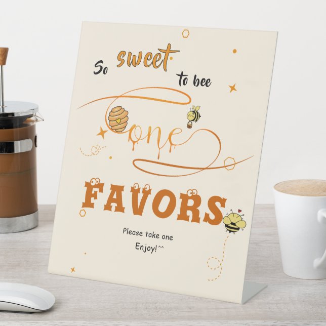 Signe De Table So Sweet To Bee One Honey Bee 1st Birthday Favors (In SItu)