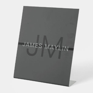 Signe De Table Stylé Masculin Gris Foncé Nom & Monogramme