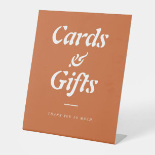 Signe De Table Symbole de piédestal de cartes et cadeaux orange e