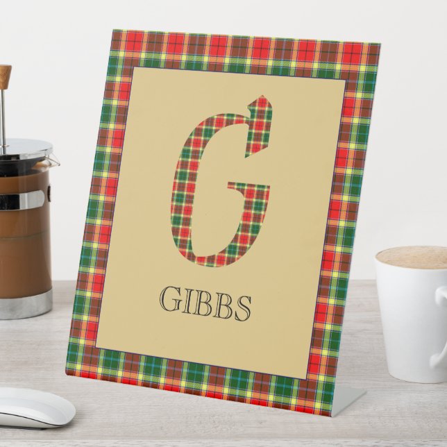 Signe De Table Symbole de piédestal Gibbs Tartan Monogram G (In SItu)