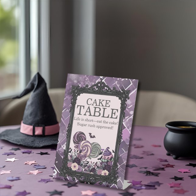 Signe De Table Table de gâteau gothique violet éffrayant (Spooky Cute Gothic purple Cake Table Pedestal Sign)