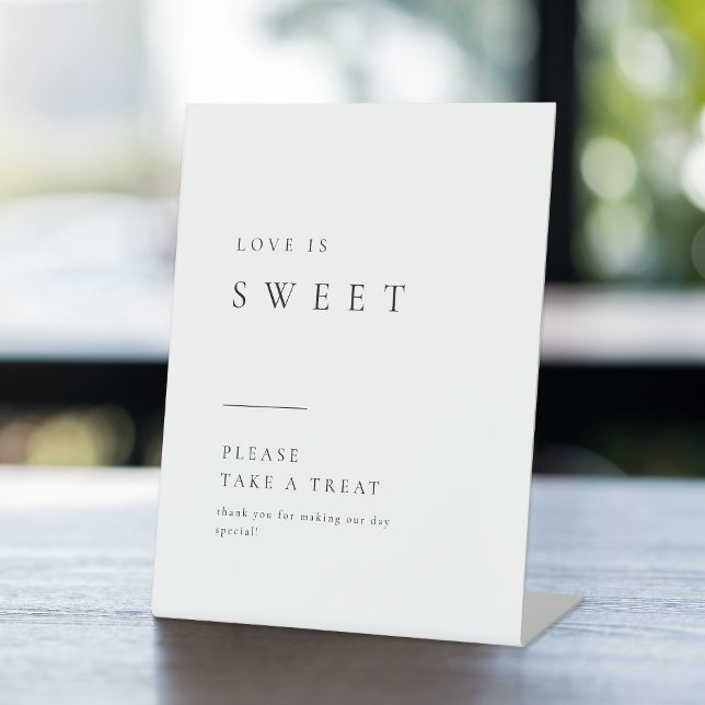 Signe De Table Typographie simple et élégante L'amour est Mariage (Simply Elegant Typography Love is Sweet Wedding Pedestal Sign)