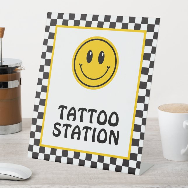 Signe De Table Un joyeux mec Happy Face Tattoo Station (In SItu)