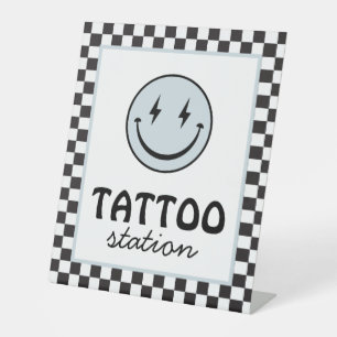 Signe De Table Un joyeux mec Happy Face Tattoo Station