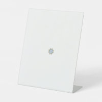 une fleur bleue et brune au centre rouge