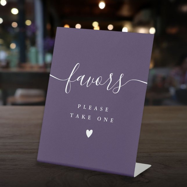 Signe De Table Veuillez Prendre Une Faveur Purple Script Moderne (Please Take A Favor Purple Modern Script Pedestal Sign)