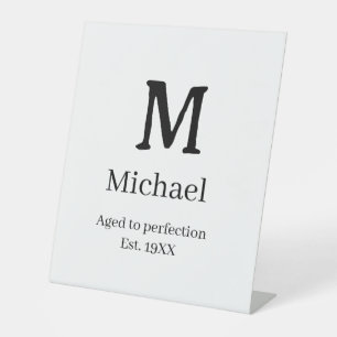 Signe De Table Vieilli à la perfection établ. 19XX lettre de mono