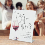Signe De Table Vino Before Vows Bienvenue au week-end de Bachelor<br><div class="desc">Elégant Vino Before Vows Bienvenue au week-end de Bachelorette. L'en-tête principal est dans un élégant script set. Le reste du texte que vous pouvez facilement personnaliser.</div>