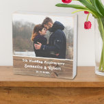 Signe En Bois 5e anniversaire du Mariage Couple photo cadeau<br><div class="desc">Boîtier en bois rustique,  panneau personnalisé avec photo fait un cadeau parfait pour 5 ans anniversaire. Personnalisez avec le nom du couple et l'année. Le cadeau du 5e anniversaire est traditionnellement lié au bois.</div>