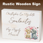 Signe En Bois Adultes mariés heureux chiens mignons brun<br><div class="desc">Épaules Boîtier blanc cassé rustique en bois avec texte brun. Très heureux mariage mariage anniversaire idée cadeau pour votre mari. Avec des chiens mignons et des coeurs d'amour.</div>