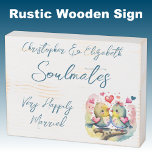 Signe En Bois Adultes mariés heureux oiseaux mignons bleu<br><div class="desc">Épaules Boîtier blanc en bois rustique défoncé avec le texte bleu. Très heureux mariage mariage anniversaire idée cadeau pour votre mari. Avec des oiseaux mignons et des coeurs d'amour.</div>