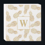 Signe En Bois Ananas Monogram Gold<br><div class="desc">Votre monogramme et vos ananas en or sur un bloc de bois en détresse carré sont un ajout fabuleux à votre décor maison pour afficher sur table basse et plateaux ottomans,  plateaux en gradins ou sur vos étagères. Grand comme un cadeau,  aussi ! Correspondance d'articles dans notre magasin.</div>