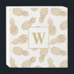 Signe En Bois Ananas Monogram Gold<br><div class="desc">Votre monogramme et vos ananas en or sur un bloc de bois en détresse carré sont un ajout fabuleux à votre décor maison pour afficher sur table basse et plateaux ottomans,  plateaux en gradins ou sur vos étagères. Grand comme un cadeau,  aussi ! Correspondance d'articles dans notre magasin.</div>